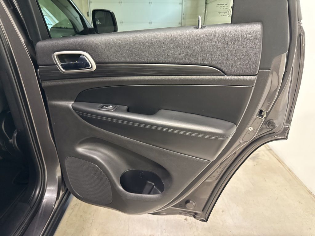 2019 Jeep Grand Cherokee Laredo E 4x4 - 23021286 - 28