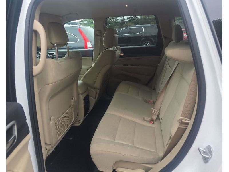 2019 Jeep Grand Cherokee Laredo E photo 9