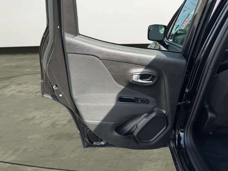 2019 Jeep Renegade Latitude 4x4 - 23000005 - 11