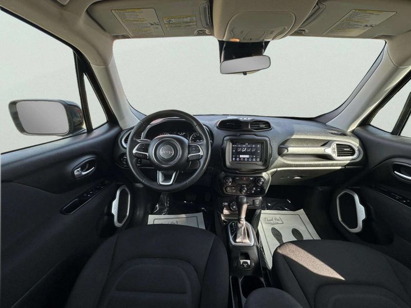 2019 Jeep Renegade Latitude 4x4 - 23000005 - 17