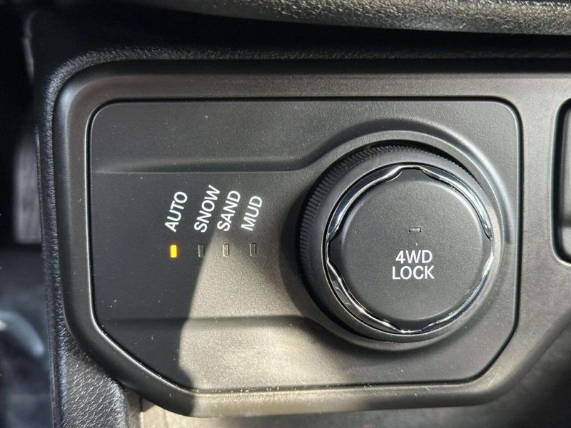 2019 Jeep Renegade Latitude 4x4 - 23000005 - 27