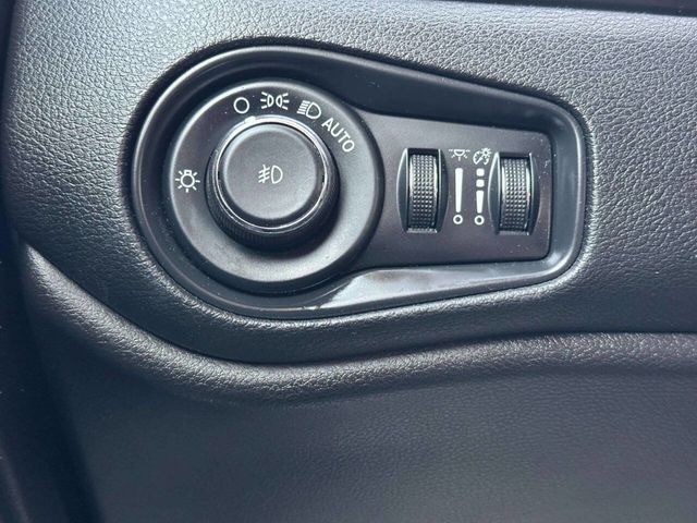 2019 Jeep Renegade Latitude 4x4 - 23000005 - 30