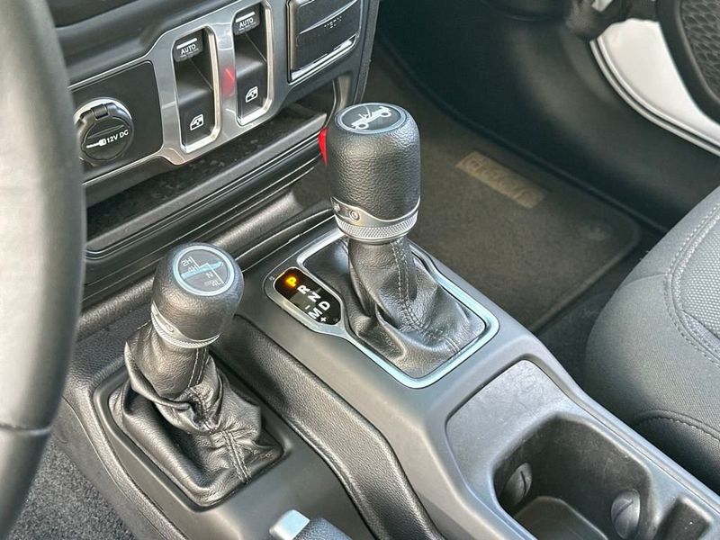 2019 Jeep Wrangler Sport S 4x4 - 22936642 - 18