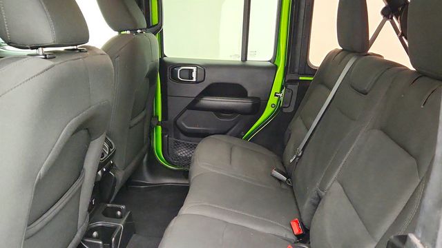 2019 Jeep Wrangler Unlimited Sahara 4x4 w/ 3.6L V6 Engine & 8-Speed Automatic Transmission - 23034754 - 21