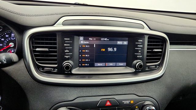 2019 Kia Sorento L w/ Third Row Seating & Rearview Camera - 22996781 - 17