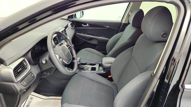 2019 Kia Sorento L w/ Third Row Seating & Rearview Camera - 22996781 - 19