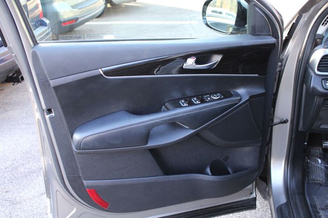 2019 Kia Sorento LX AWD - 22955277 - 19