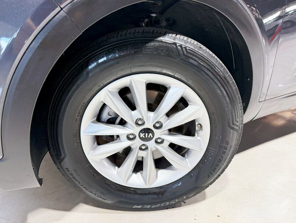 2019 Kia Sorento LX photo 2