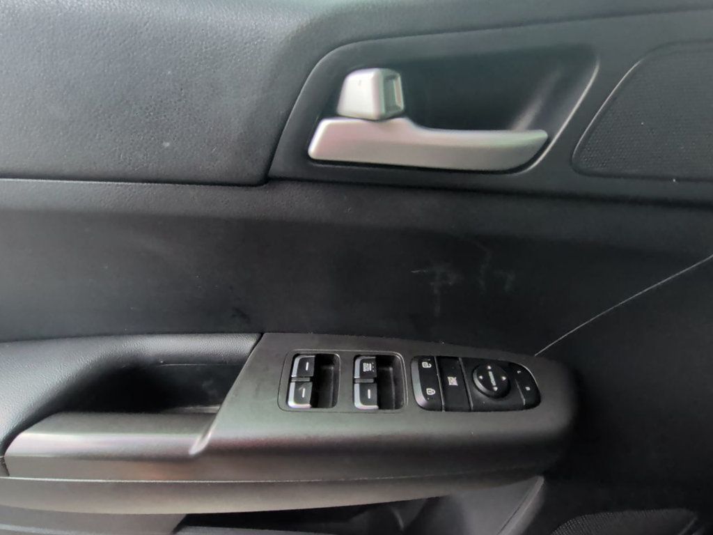 Kia Sportage LX FWD photo 12