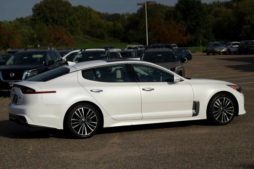 2019 Kia Stinger Premium photo 3