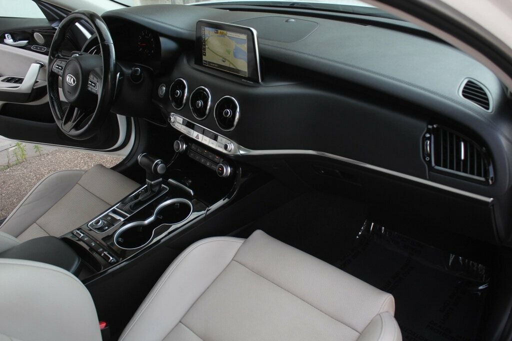 2019 Kia Stinger Premium photo 9