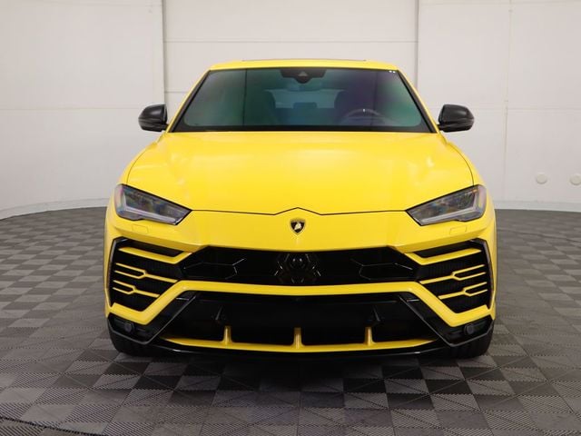 2019 Lamborghini Urus Base photo 2