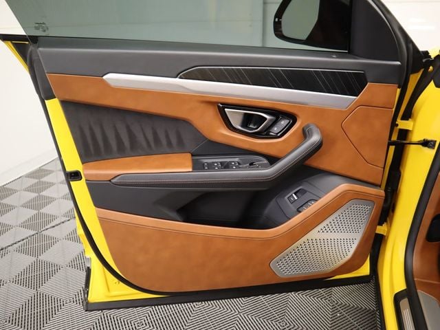 2019 Lamborghini Urus Base photo 25