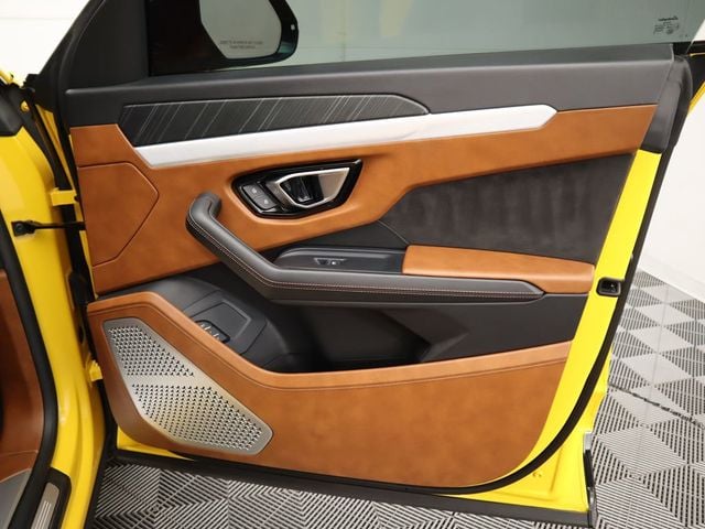 2019 Lamborghini Urus Base photo 26