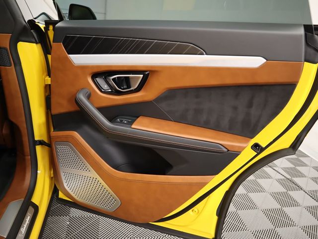 2019 Lamborghini Urus Base photo 28