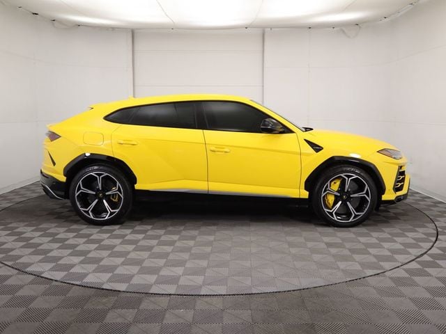 2019 Lamborghini Urus Base photo 4