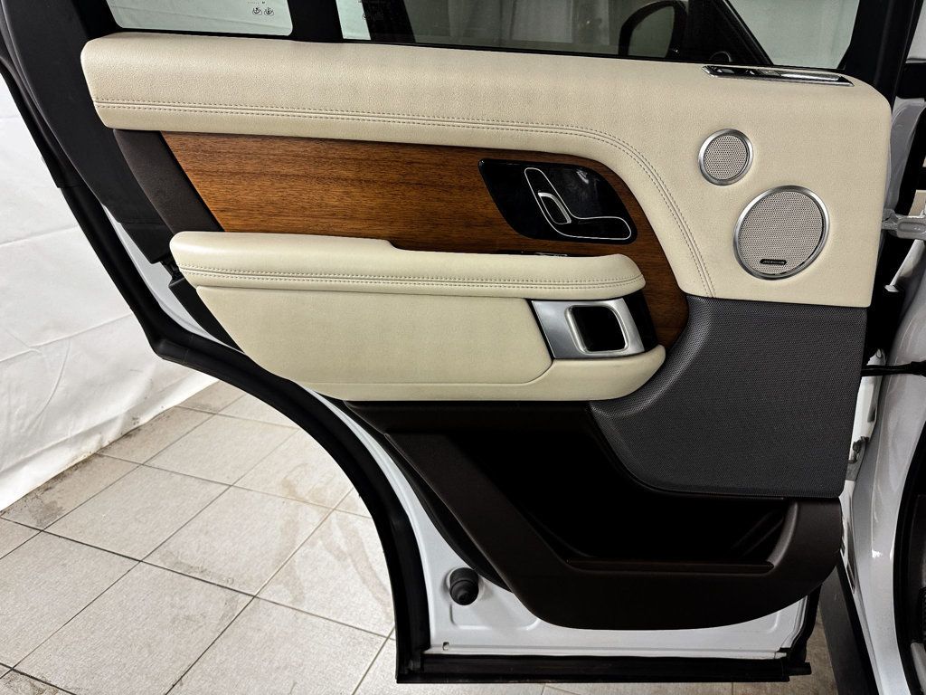 2019 Land Rover Range Rover HSE photo 16