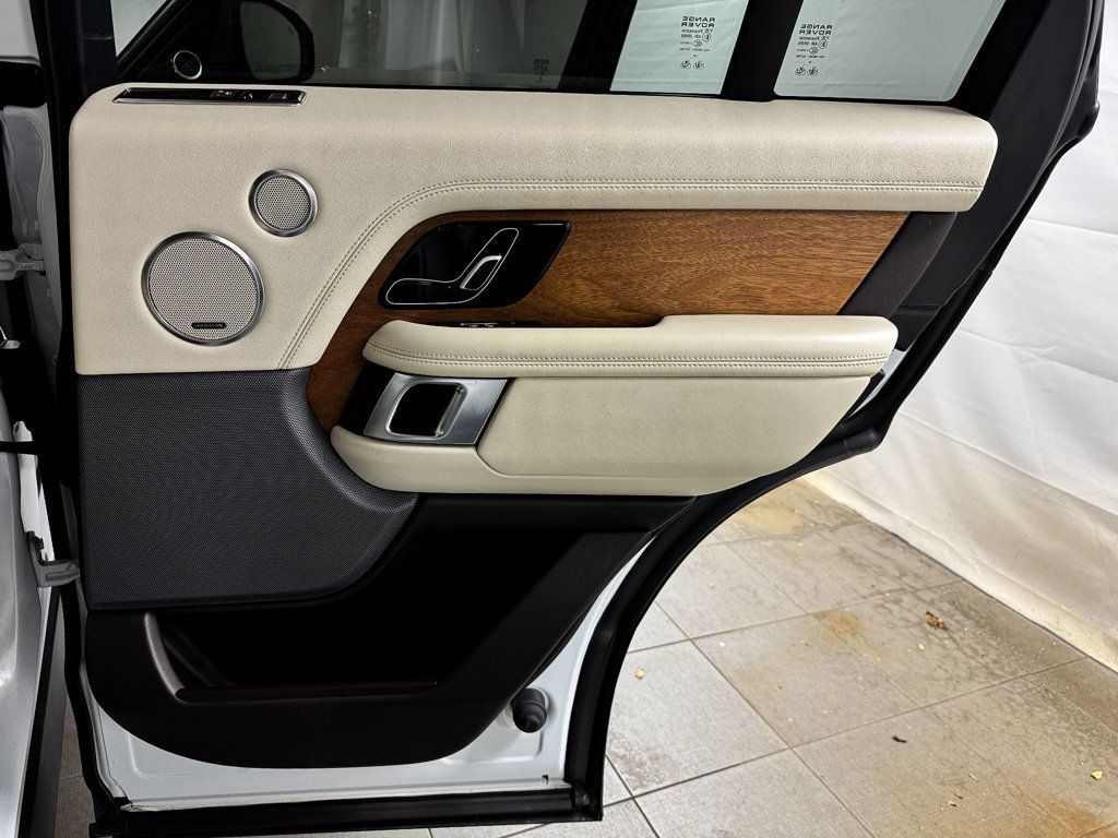 2019 Land Rover Range Rover HSE photo 17