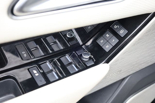 2019 Land Rover Range Rover Velar P250 R-Dynamic SE - 22925251 - 34