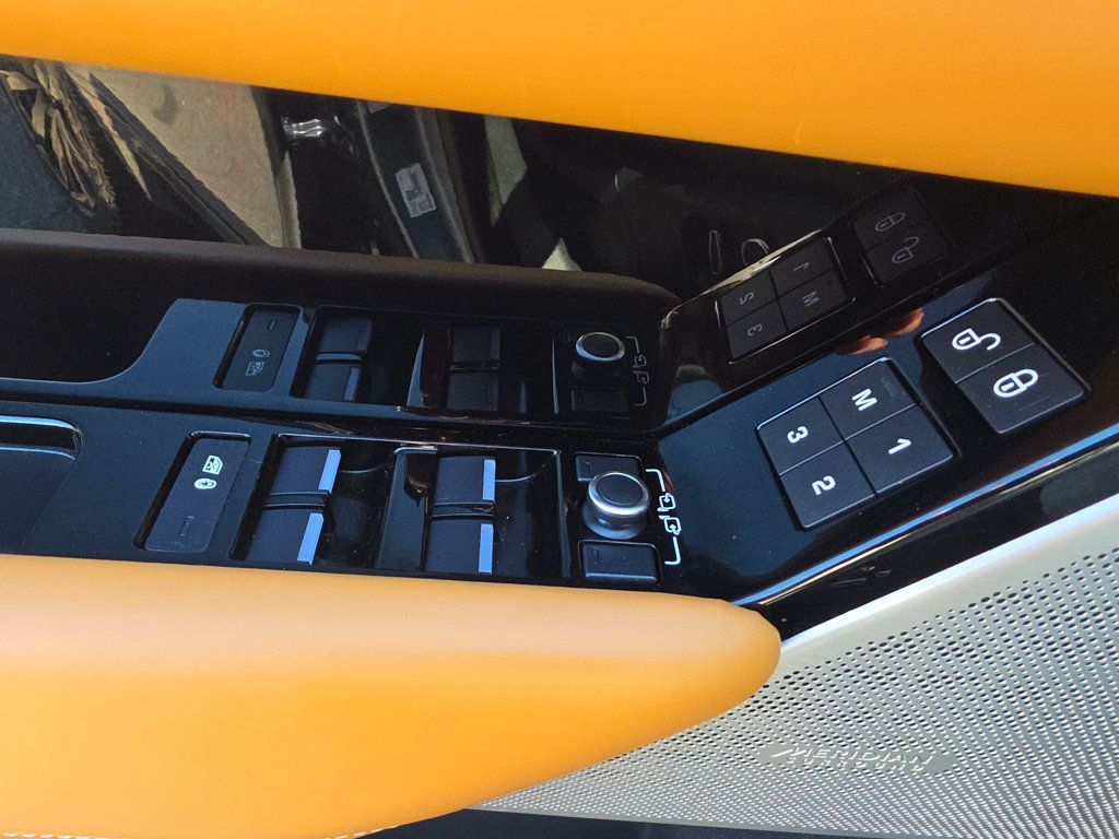 Land Rover Range Rover Velar photo 21