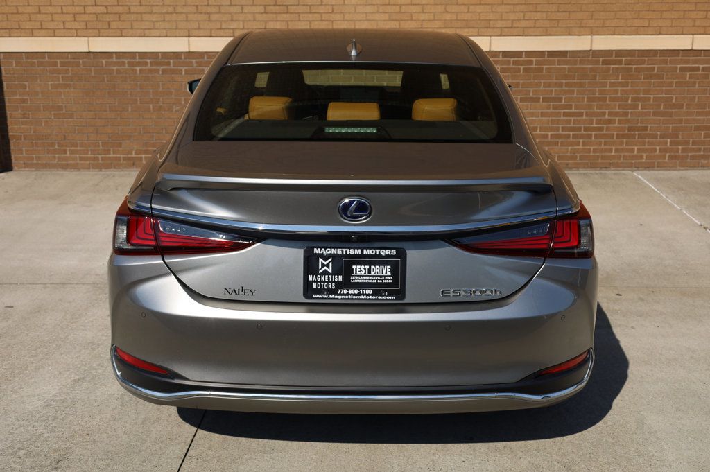 2019 Lexus ES 300h Luxury photo 10