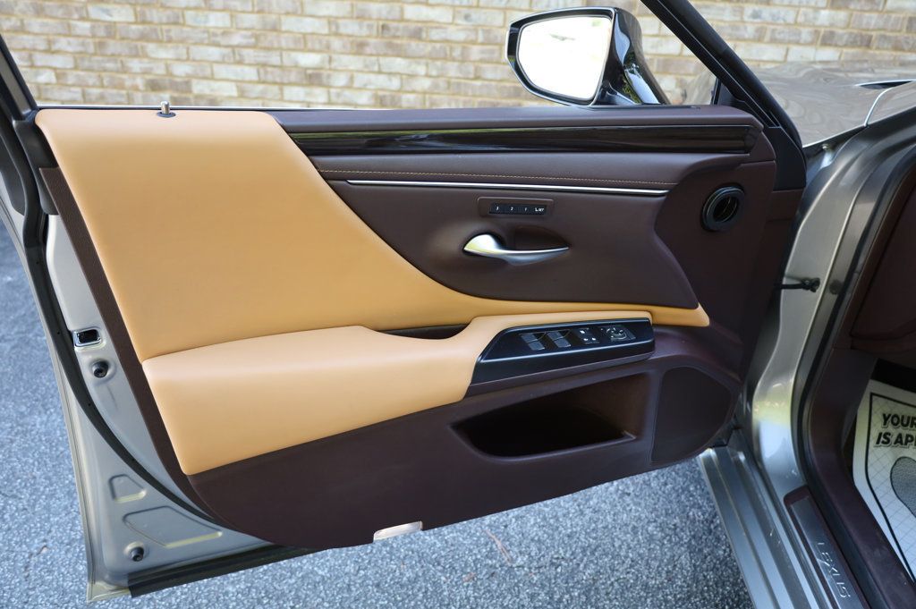 2019 Lexus ES 300h Luxury photo 15