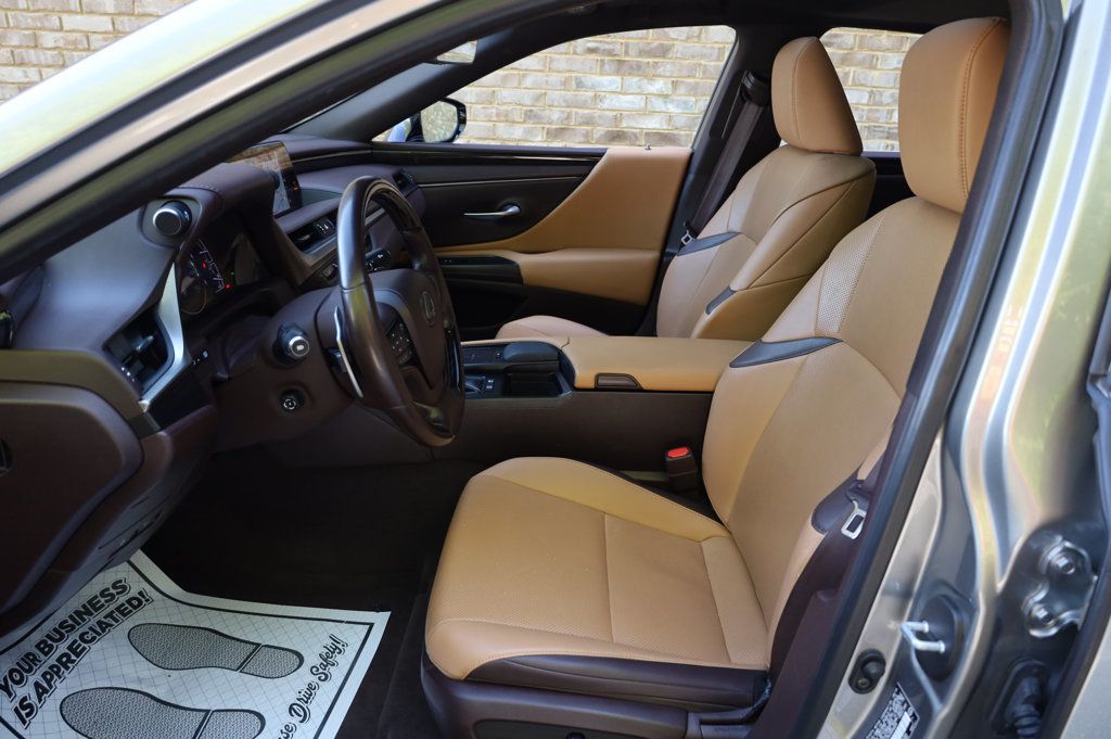 2019 Lexus ES 300h Luxury photo 16