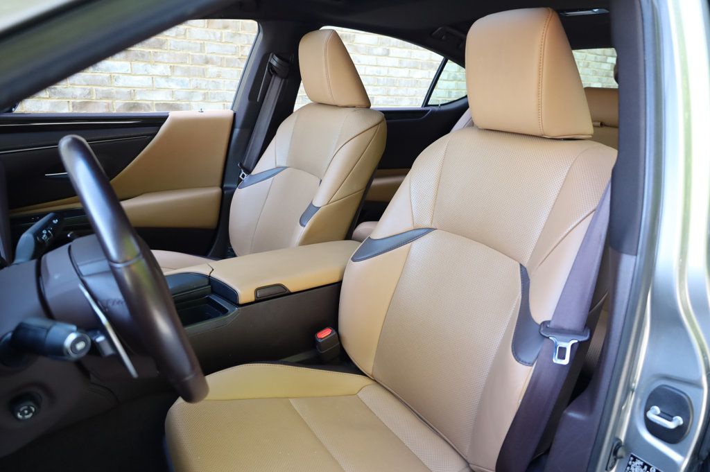 2019 Lexus ES 300h Luxury photo 17