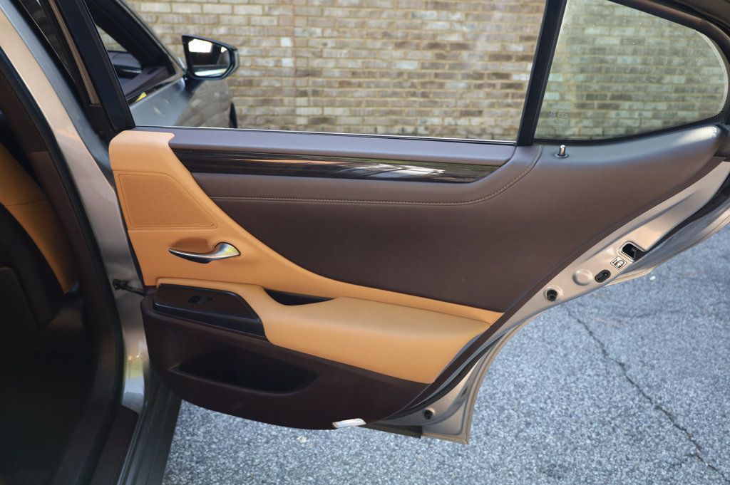 2019 Lexus ES 300h Luxury photo 22