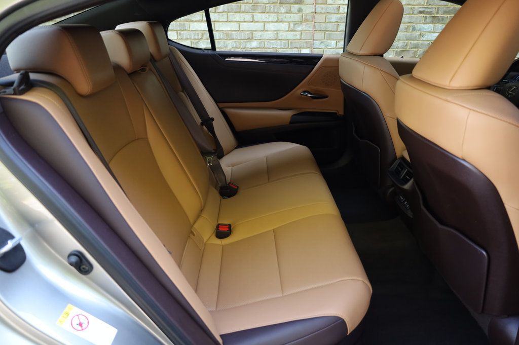 2019 Lexus ES 300h Luxury photo 23