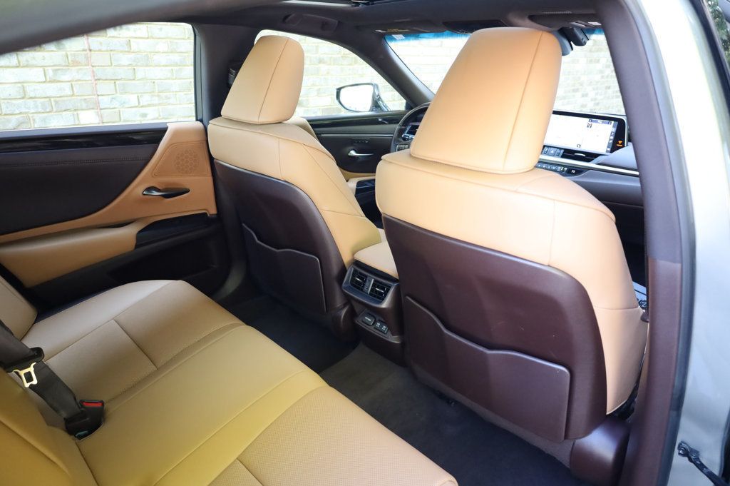2019 Lexus ES 300h Luxury photo 24