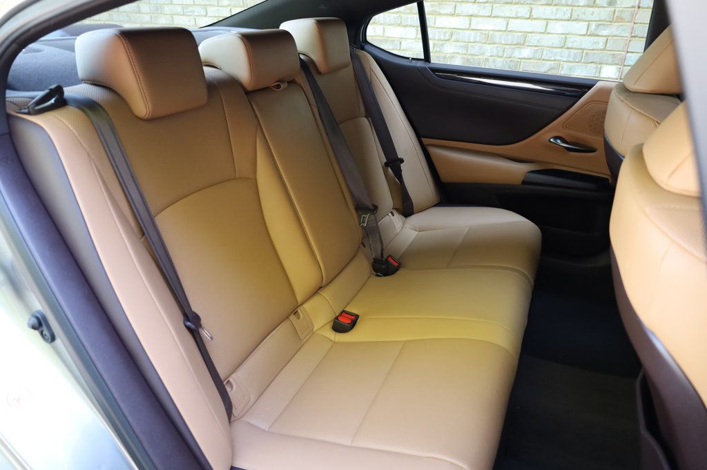 2019 Lexus ES 300h Luxury photo 25