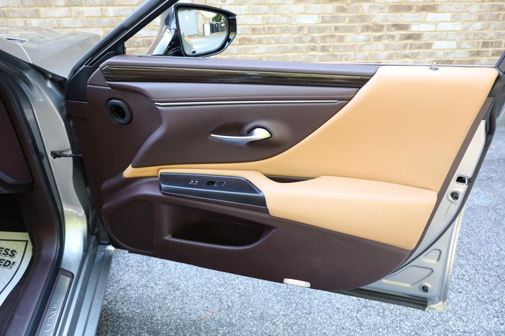 2019 Lexus ES 300h Luxury photo 26