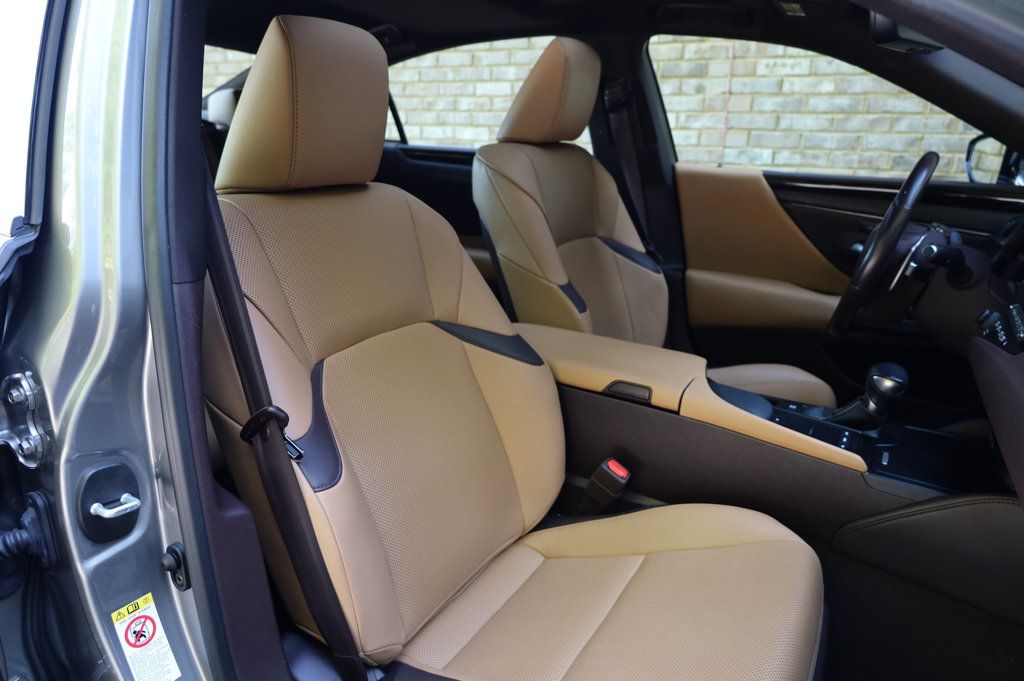 2019 Lexus ES 300h Luxury photo 27
