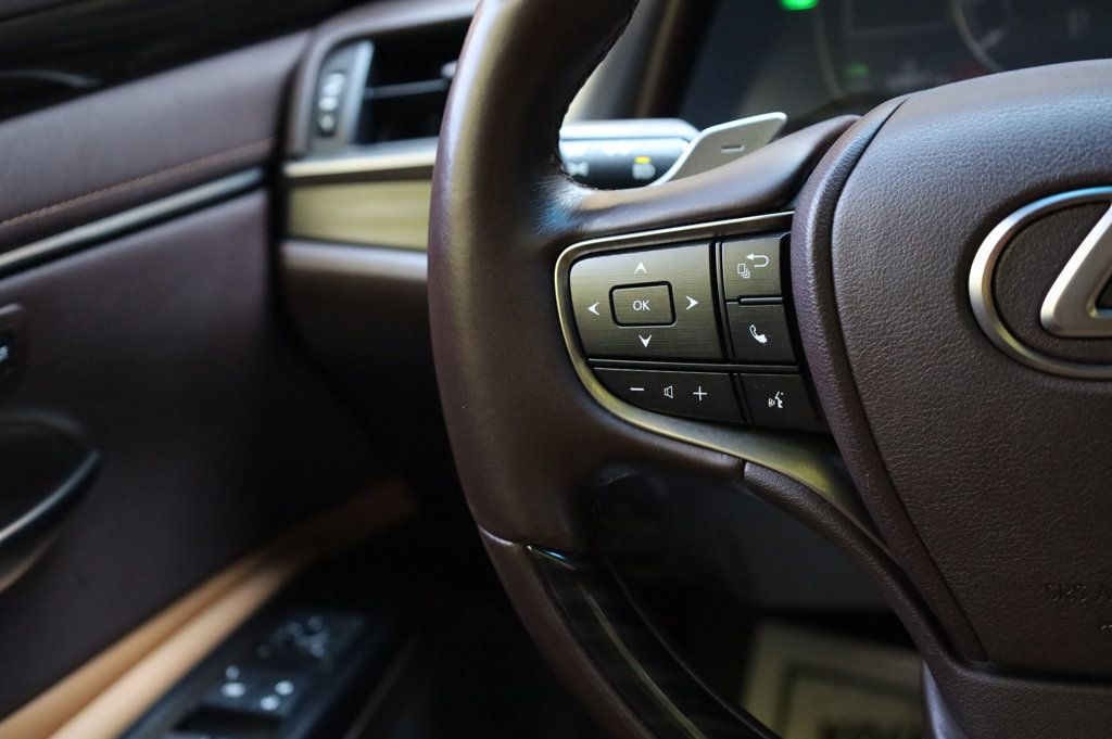 2019 Lexus ES 300h Luxury photo 32