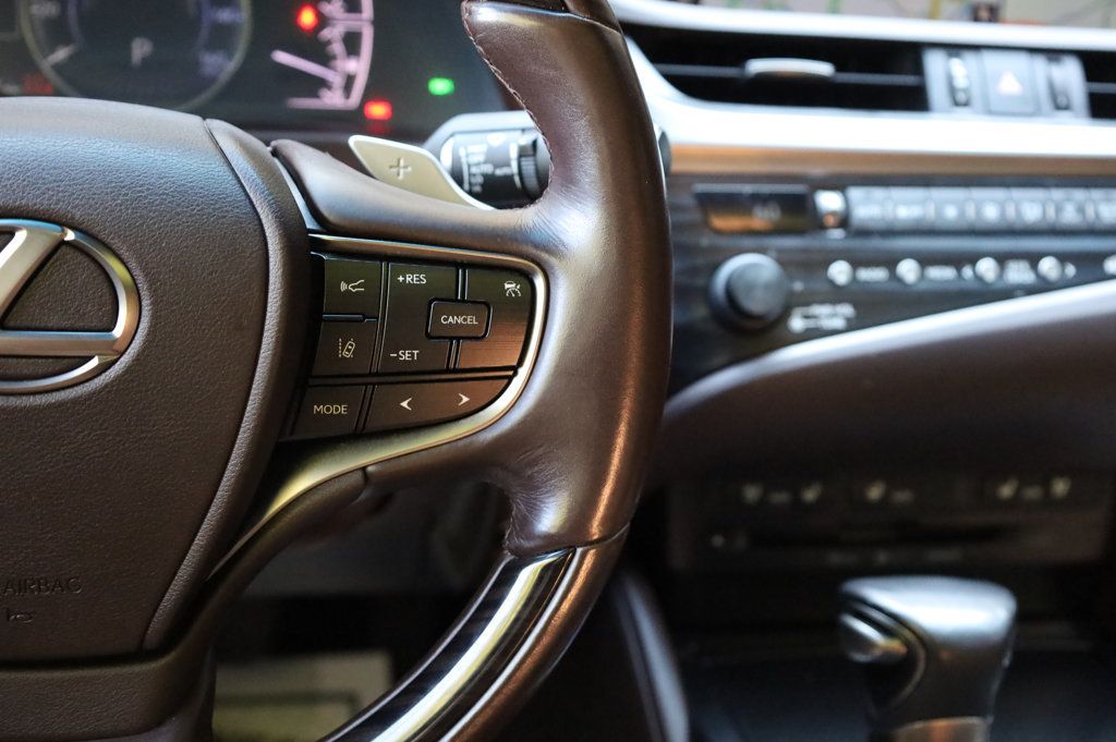 2019 Lexus ES 300h Luxury photo 33