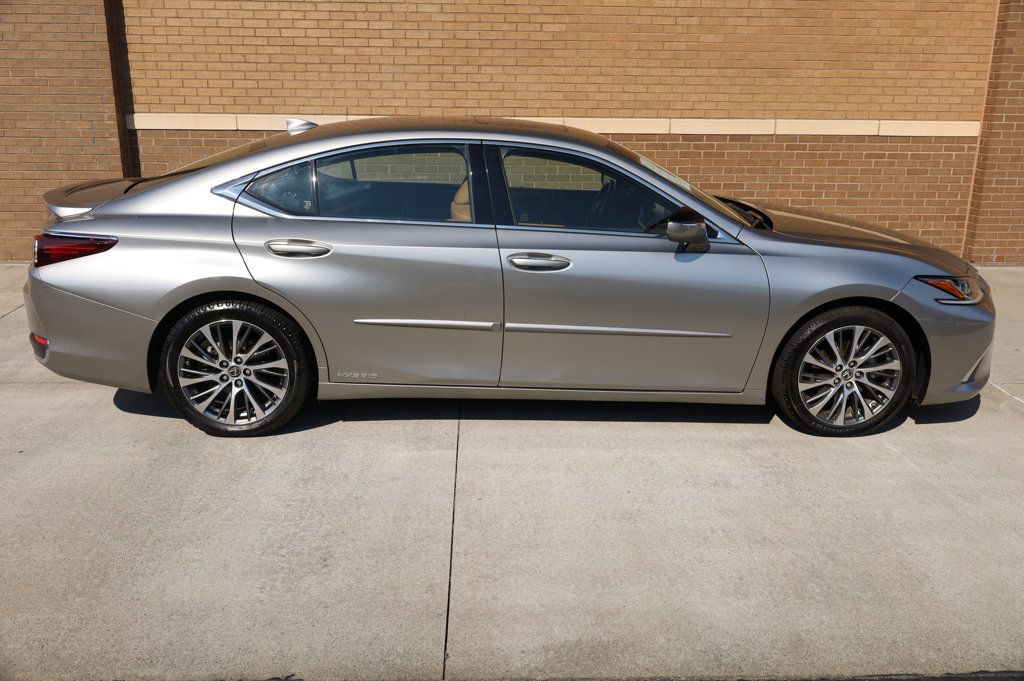 2019 Lexus ES 300h Luxury photo 4