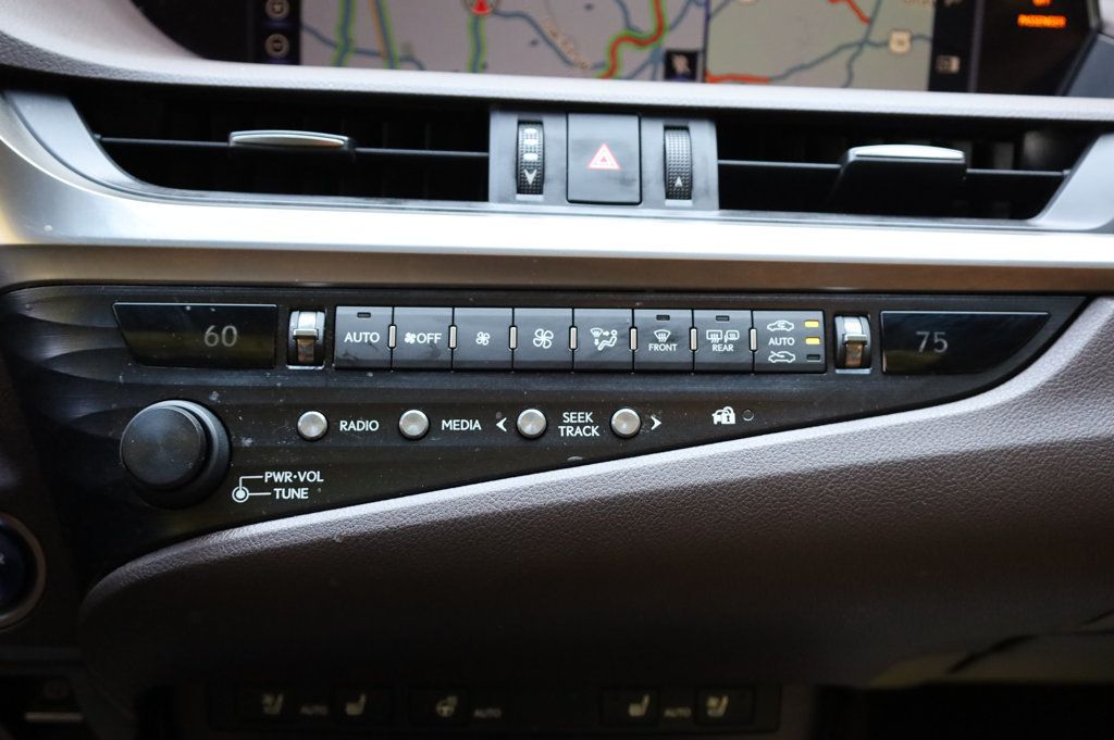 2019 Lexus ES 300h Luxury photo 40