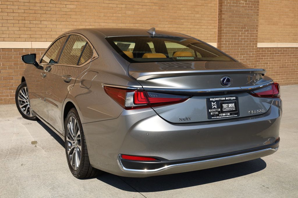 2019 Lexus ES 300h Luxury photo 9