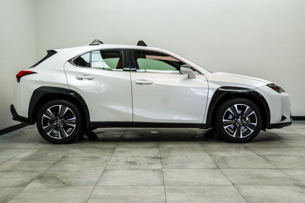 Lexus UX photo 10