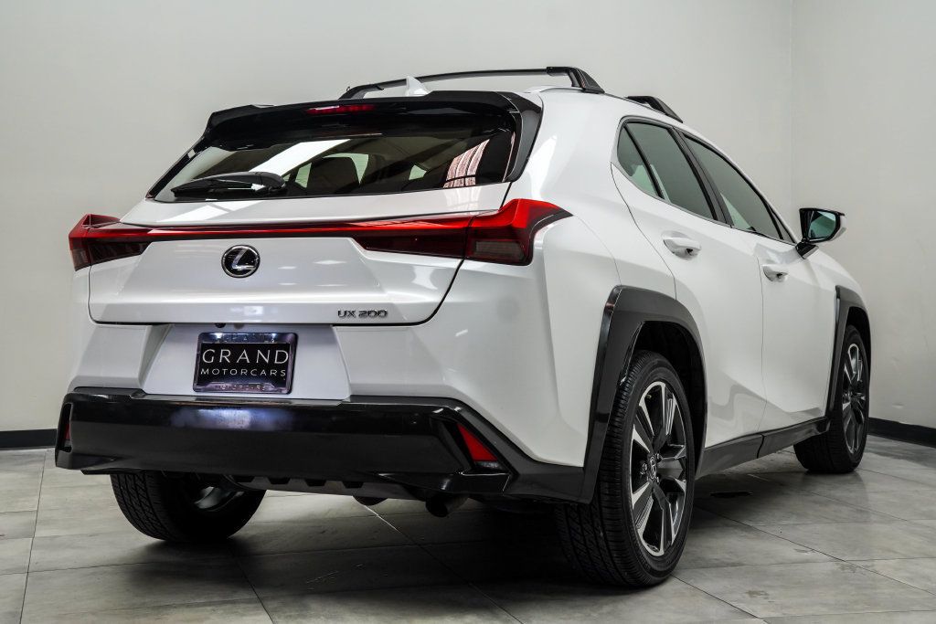 Lexus UX photo 12