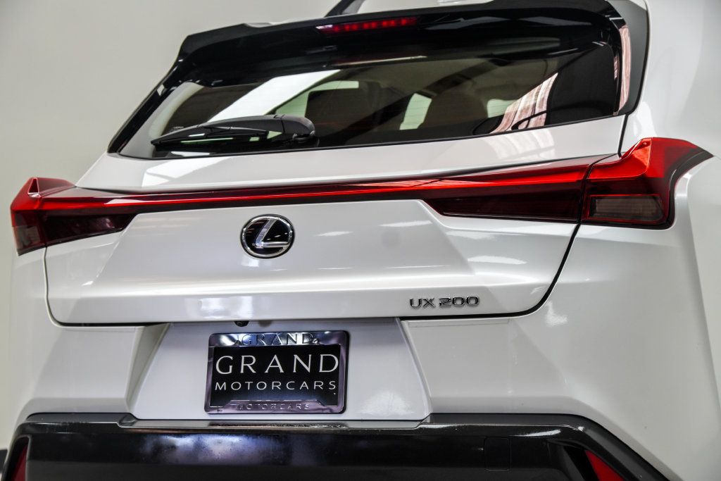 Lexus UX photo 13