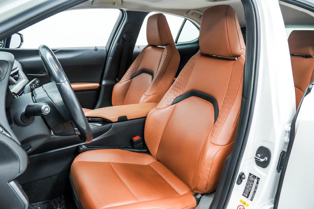 Lexus UX photo 14