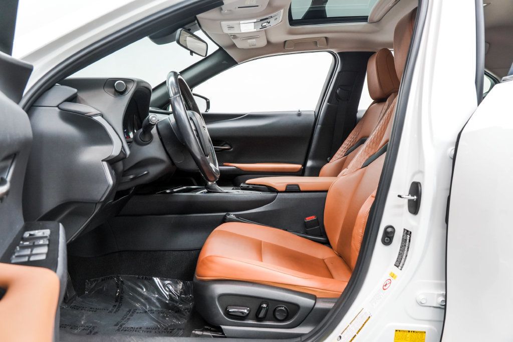 Lexus UX photo 15