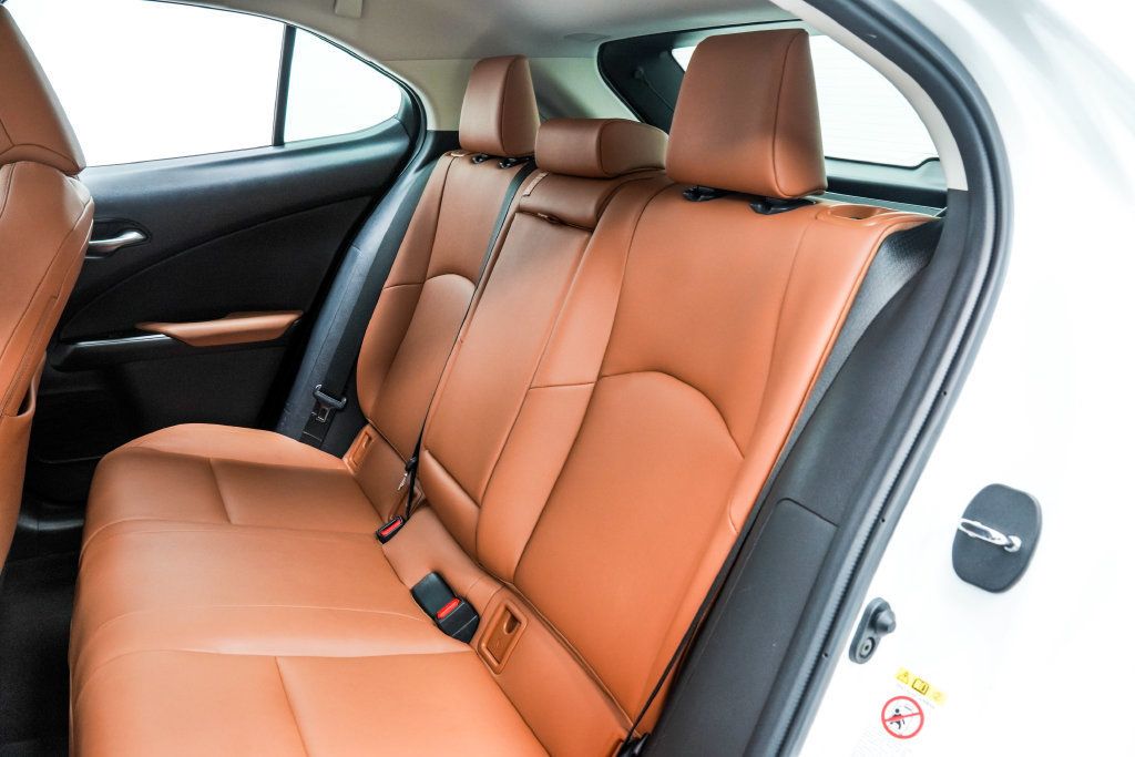 Lexus UX photo 16
