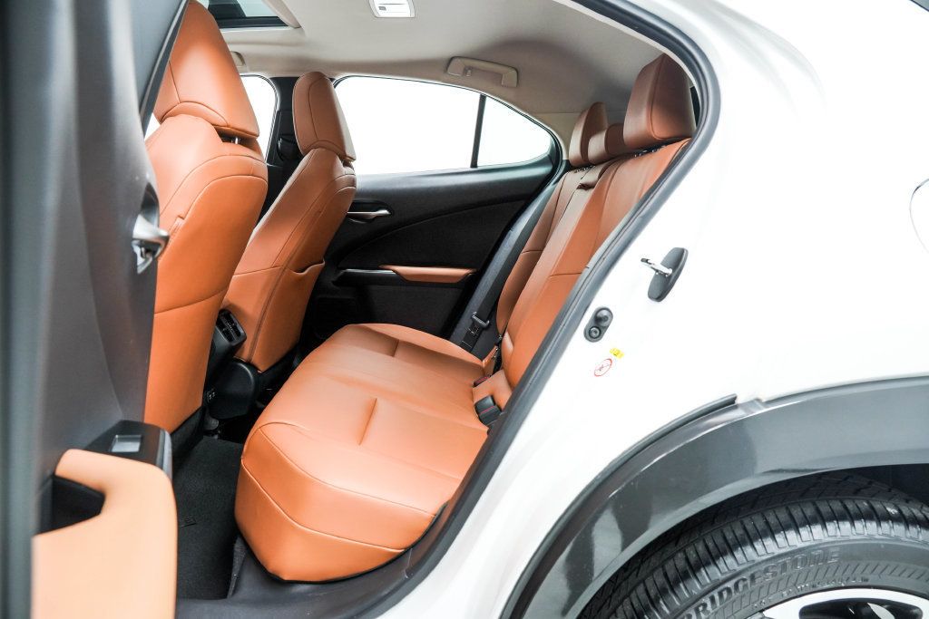 Lexus UX photo 17