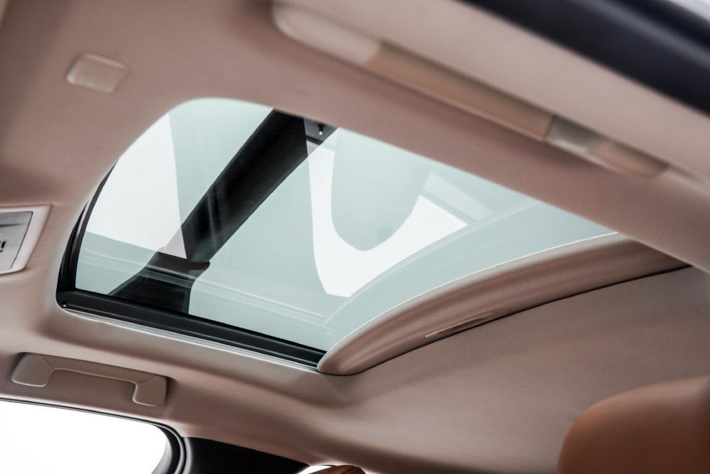 Lexus UX photo 18