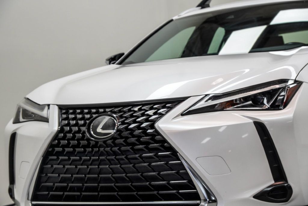 Lexus UX photo 2