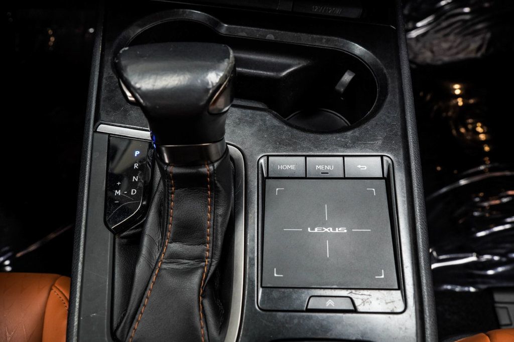 Lexus UX photo 26