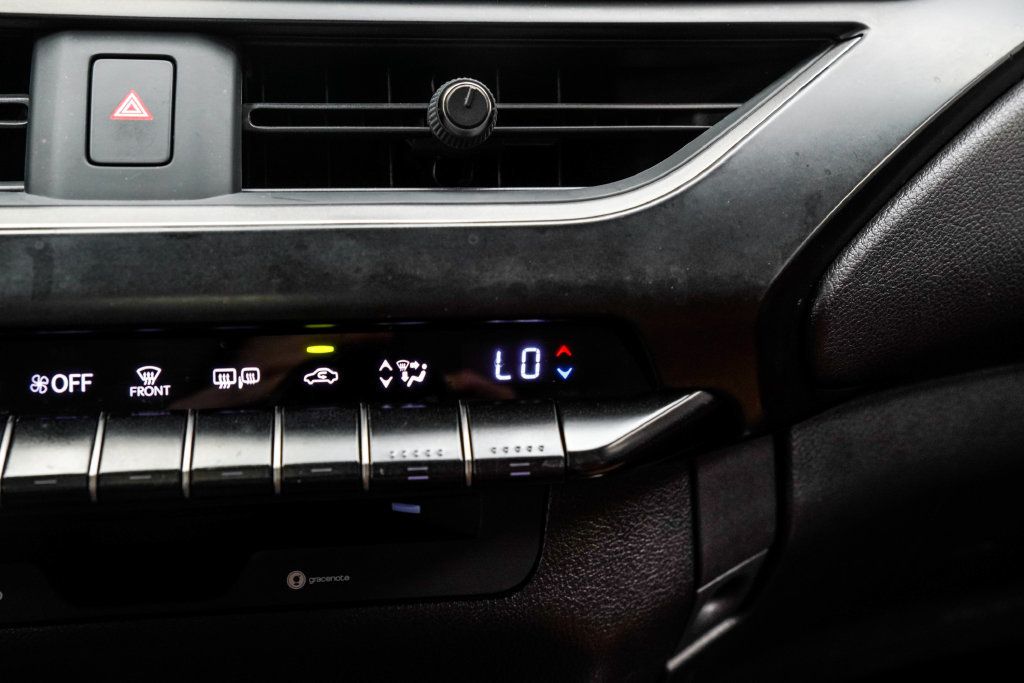 Lexus UX photo 29